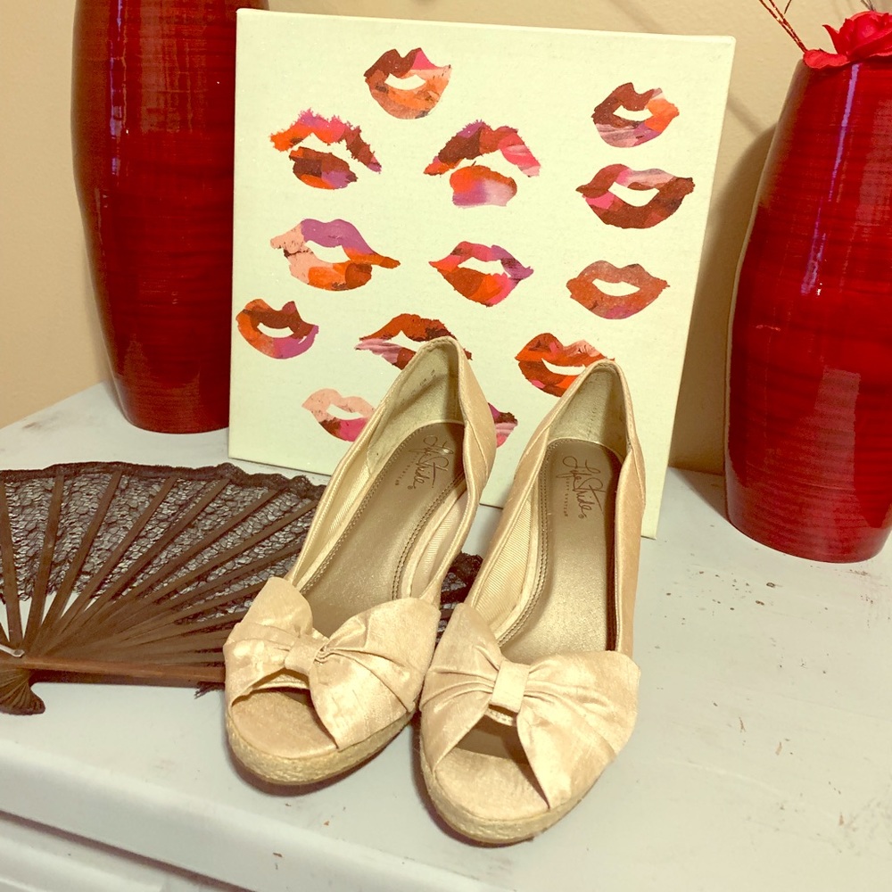 Beige Bow 🎀 Toe Wedges, Life Stride Soft System